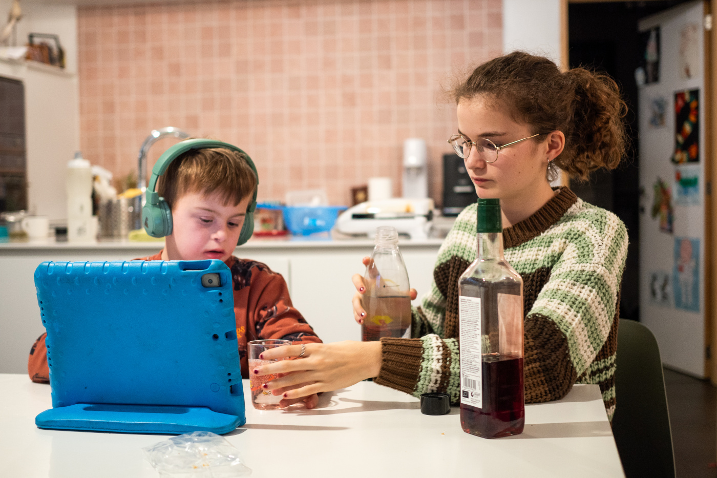 Lilith schenkt voor haar broer een glas in