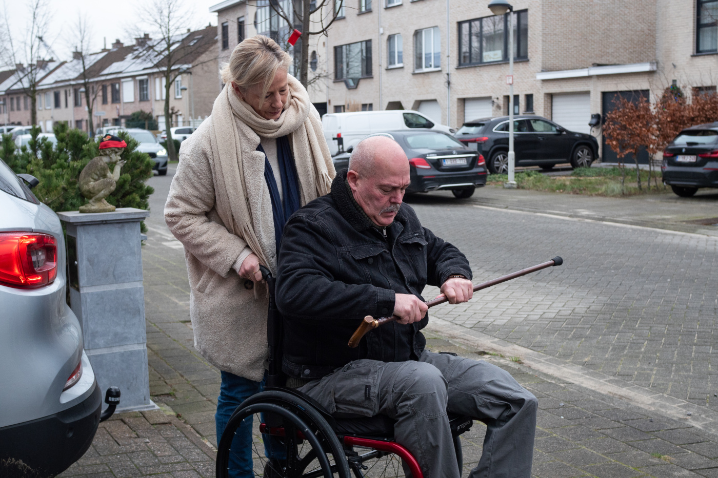 Brigitte duwt haar man voort in zijn rolstoel