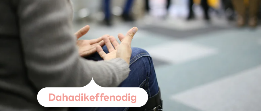 Persoon vertelt iets in een groep
