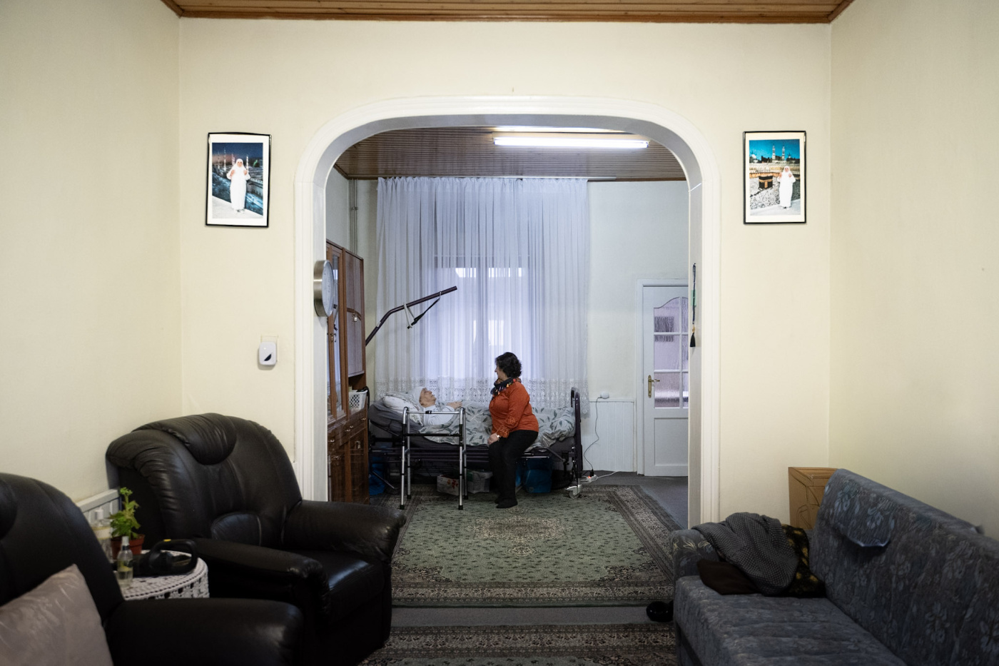 Belkiz en mama woonkamer