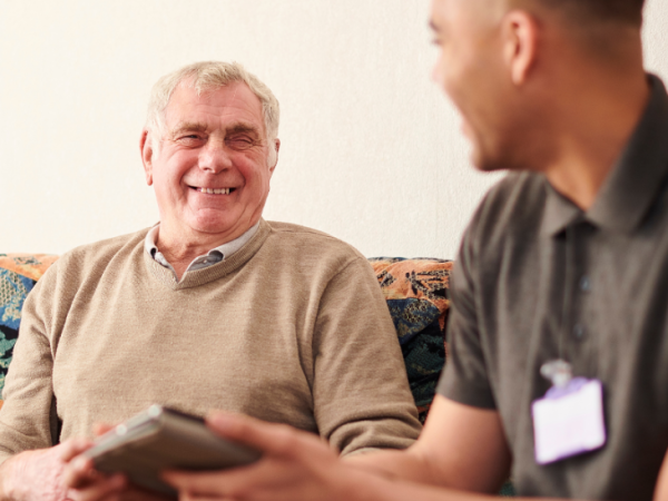 Een man en hulpverlener zijn in gesprek