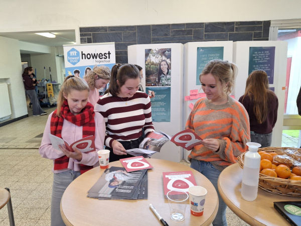 Studenten bekijken brochures op hun hogeschool 