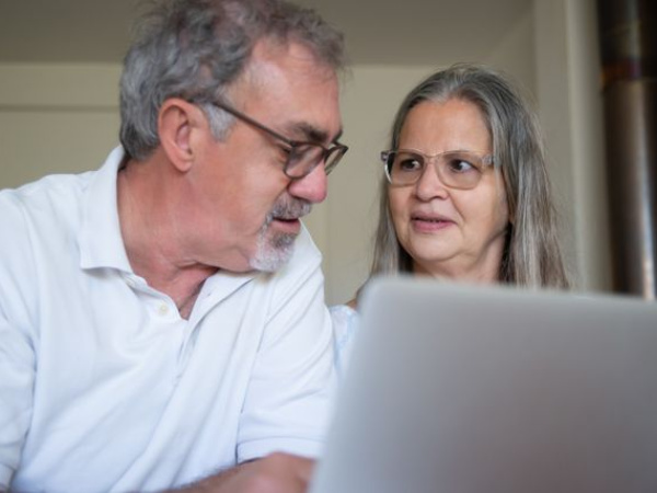 koppel achter een laptop